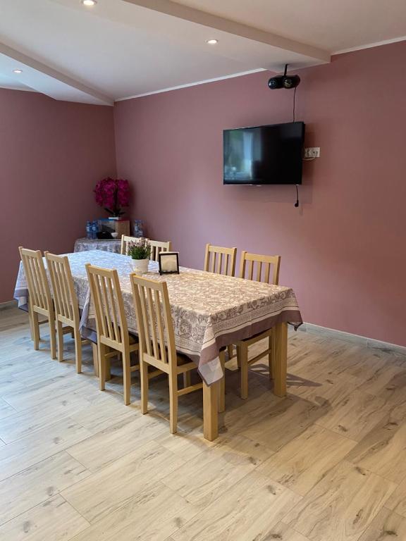 TV a/nebo společenská místnost v ubytování Apartamenty na Zaciszu