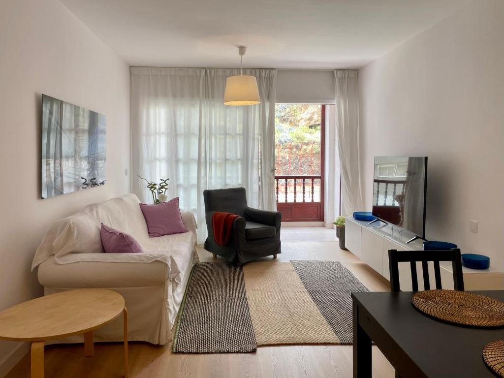 - un salon avec un canapé et une chaise dans l'établissement Casa La Quinta Verde, à Santa Cruz de la Palma