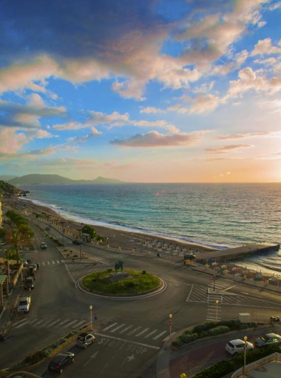 widok na plażę i ocean o zachodzie słońca w obiekcie Europa Hotel w mieście Rodos