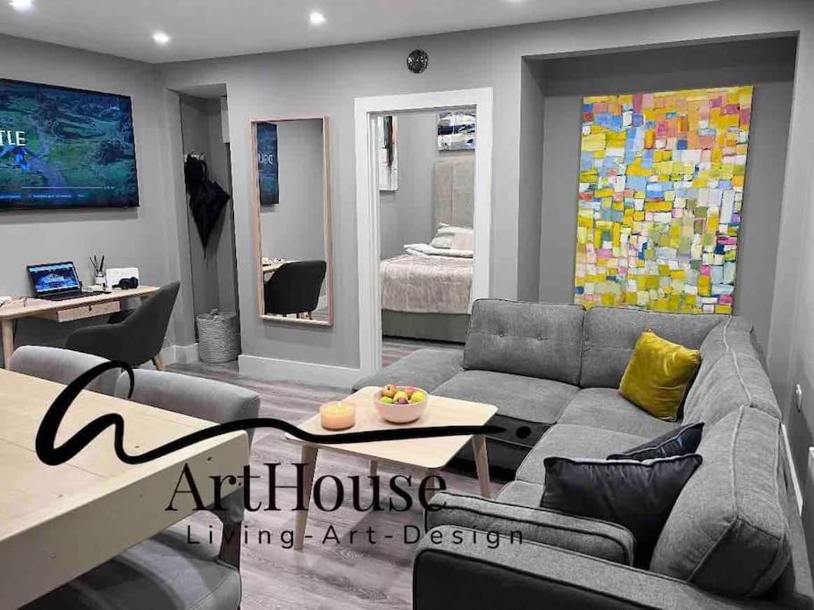 sala de estar con sofá y mesa en The Art House 3 Galway, Woodquay, en Galway