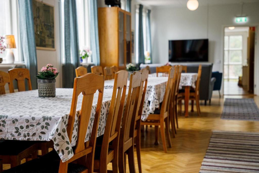 TV a/nebo společenská místnost v ubytování Kalvs Skolhus