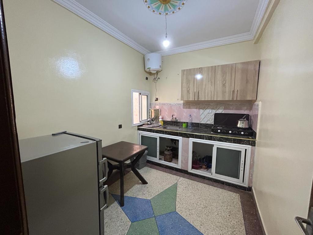 - une cuisine avec un comptoir et une table dans l'établissement Appart'Hotel ROSANO, à Kelaat-M'Gouna