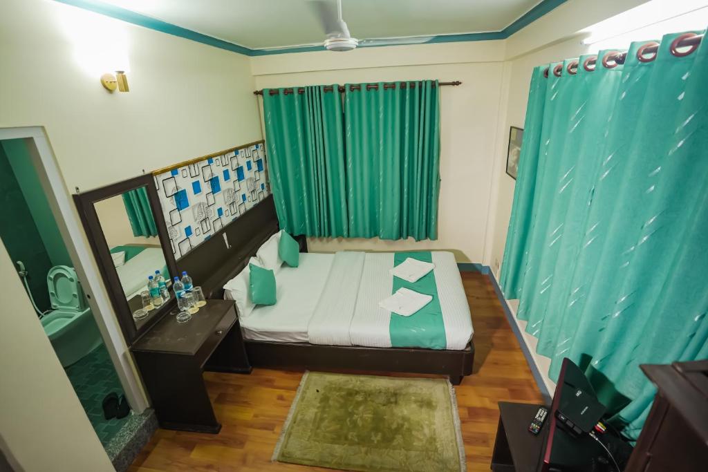 Rúm í herbergi á Himalayan Guest House