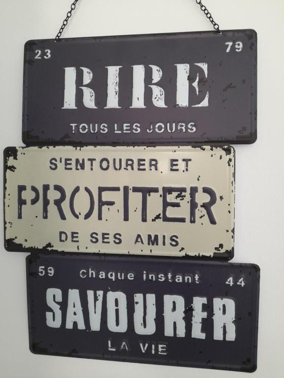a sign that reads fire four less joints septurer errotifier beesses at CHEZ JACQUES ET MANUE in Six-Fours-les-Plages