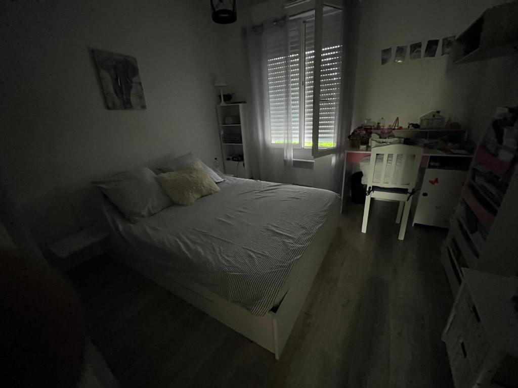 - une petite chambre avec un lit et une table dans l'établissement La cazalaise, à La Teste-de-Buch