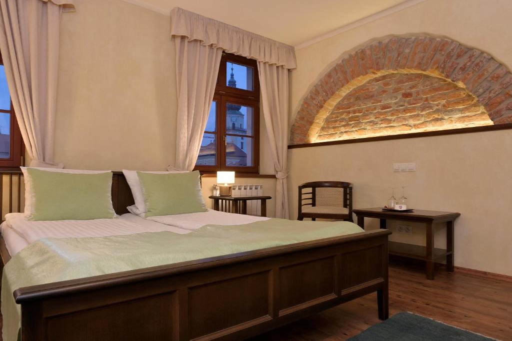 1 dormitorio con cama y ventana grande en La Fresca, en Kroměříž