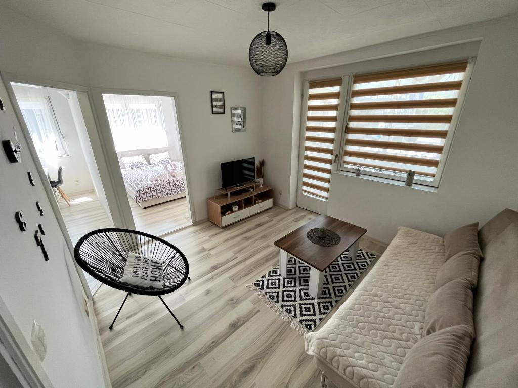 een woonkamer met een bank en een stoel bij Starlux apartment in Mostar