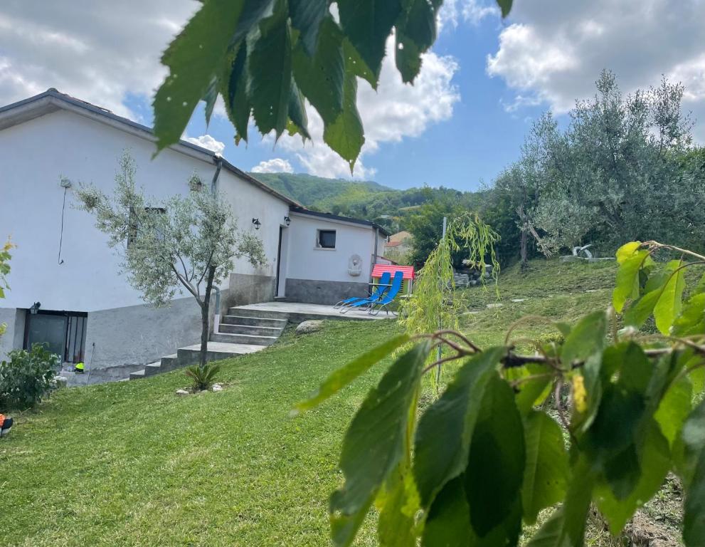 - une vue sur une maison depuis le jardin dans l'établissement Casa Marco, à Civitanova del Sannio