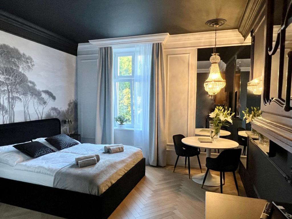 1 dormitorio con cama, mesa y ventana en Supreme Apartment en Cracovia