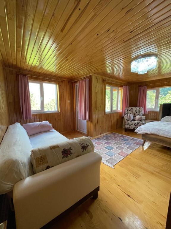 Macka的住宿－Hamsiköy Dağ Evi，一间卧室设有一张床和木制天花板
