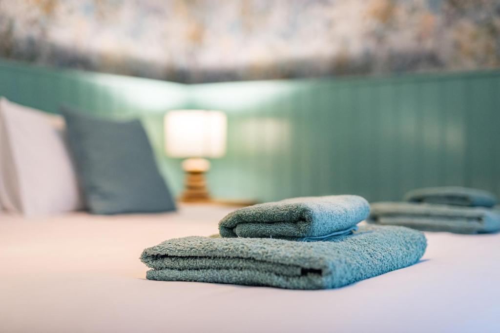 The Queens - Deluxe Double Room With Extra Bed