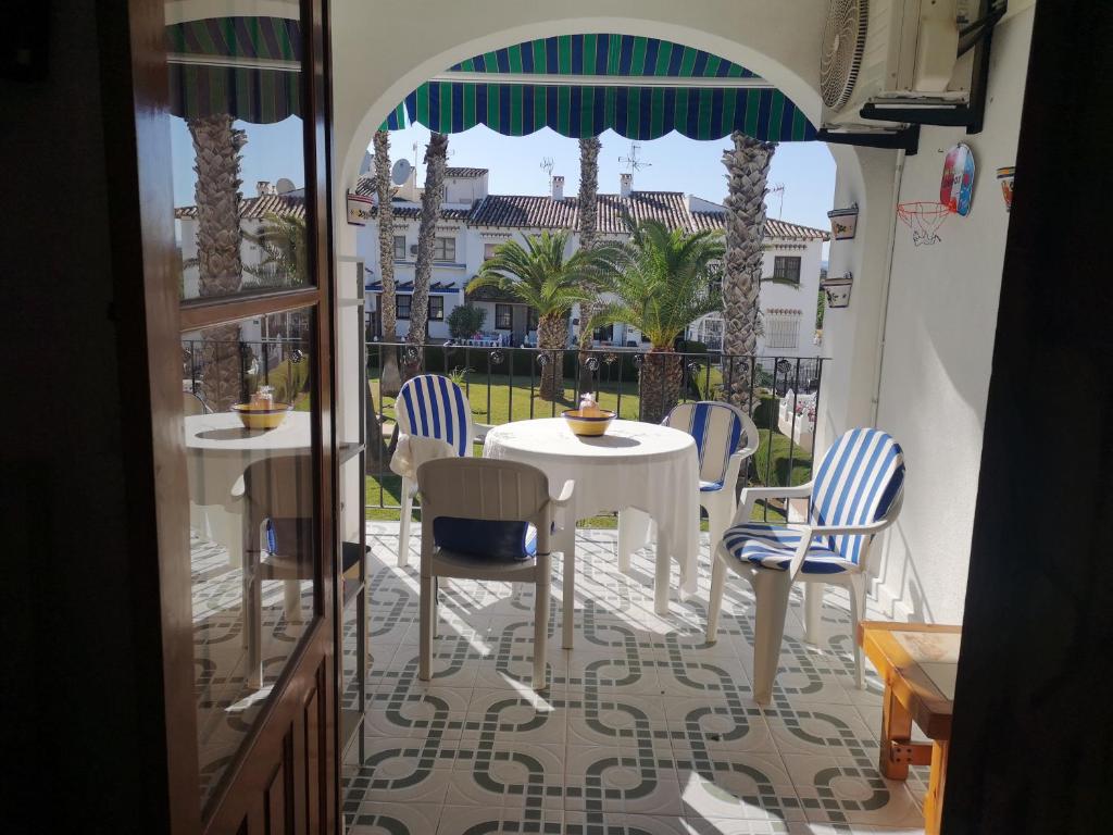 un balcone con tavolo e sedie su un patio di Spanish style apartment with terrace Torrevieja a Torrevieja