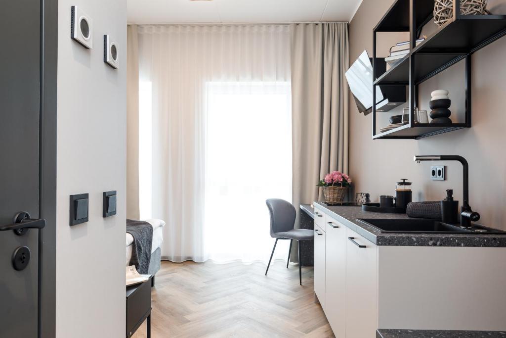 Kuchyň nebo kuchyňský kout v ubytování Rare Apartments - Self Check-In Miniapartments