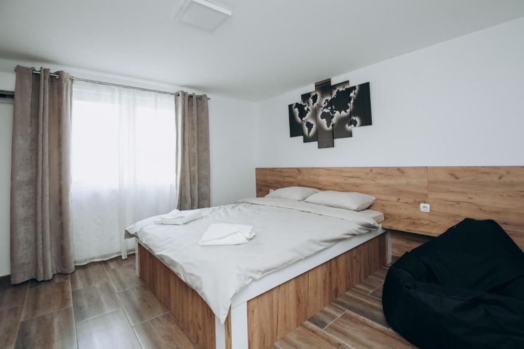 1 dormitorio con cama y ventana grande en Apartmani Otašević, en Kladovo
