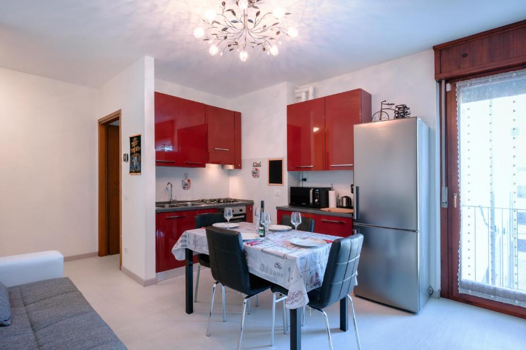 uma cozinha com uma mesa com cadeiras e um frigorífico em Design House 15min to City - Wifi & Free Parking em Verona