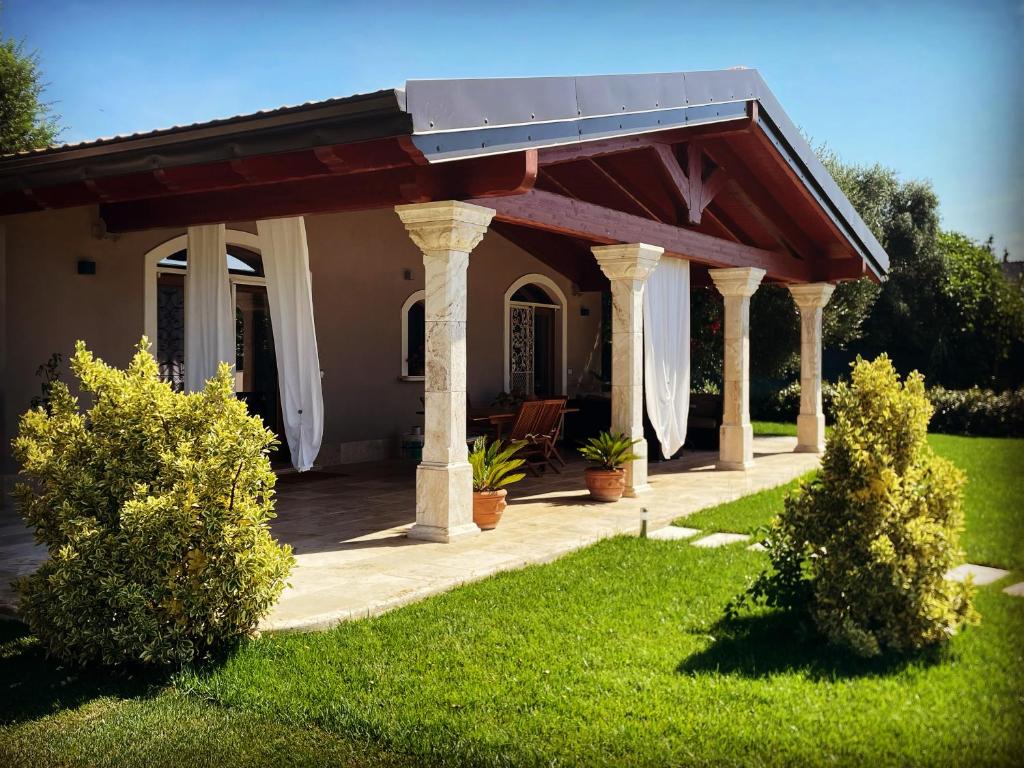 un patio con techo solar en una casa en Corte dei Mirti, Appartamento indipendente con ampia veranda, en Iglesias