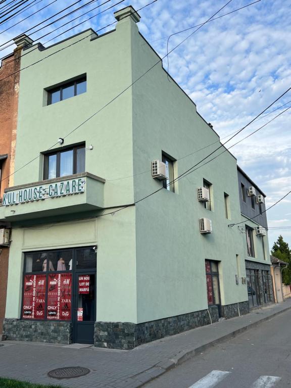 un bâtiment situé sur le côté d'une rue dans l'établissement Kul House - Cazare, à Băileşti