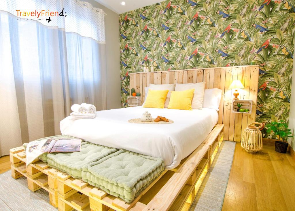 a bedroom with a large bed with a wooden frame at Coqueto & Confortable Apartamento in Santiago de Compostela