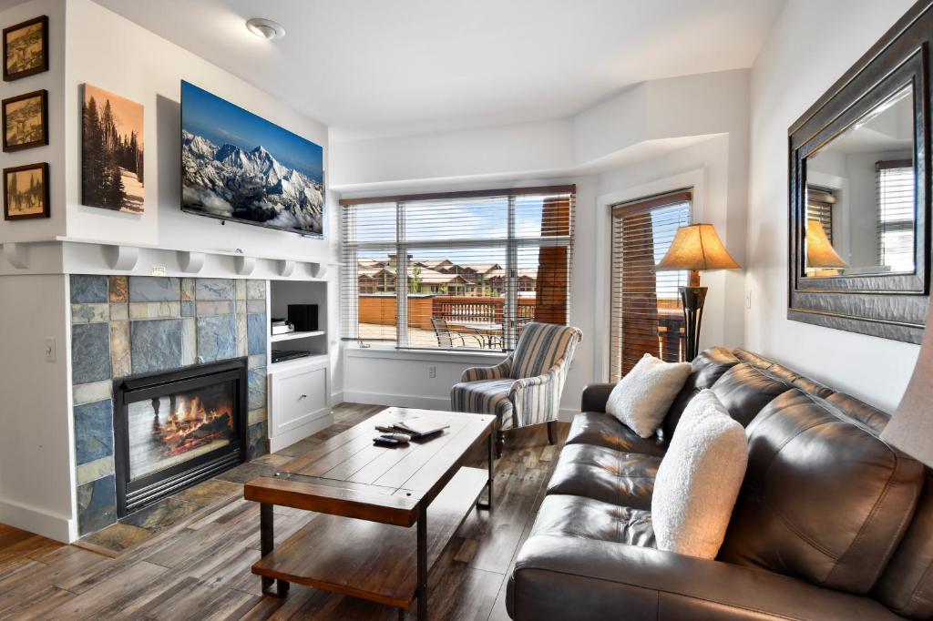 uma sala de estar com um sofá e uma lareira em Sundial Lodge Superior 2 Bedroom by Canyons Village Rentals em Park City