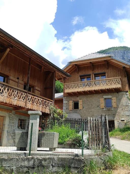 un bâtiment avec un balcon sur le côté dans l'établissement L'échappée Belle en Montagne - site location-chalet, à Mieussy