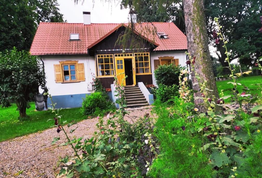 une petite maison blanche avec un toit rouge dans l'établissement Świętokrzyskie Dworek Radkowice Kasztanowa Aleja, à Radkowice