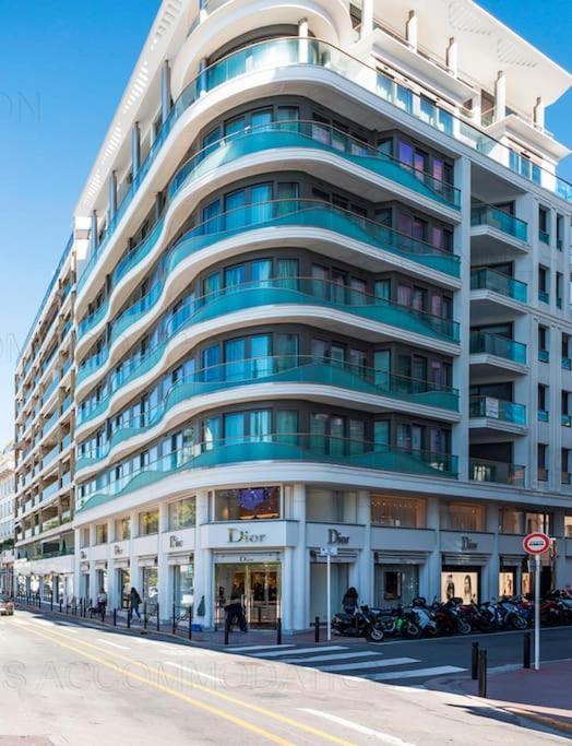 un grand bâtiment avec des motos garées devant dans l'établissement PACA Properties 7C2 - appartement 3 chambres, à Cannes