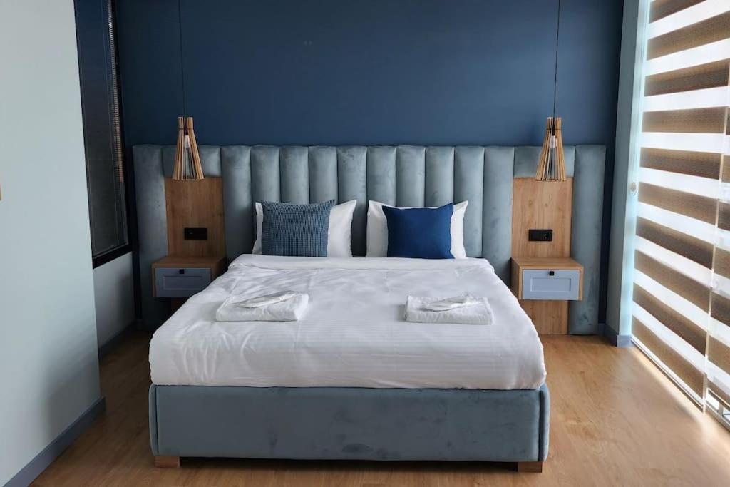 1 dormitorio con 1 cama grande y paredes azules en Honeymoon No16 with Big hot tube, en Estambul