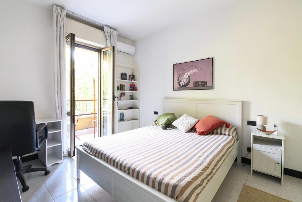 Dormitorio con cama, escritorio y TV en Chiara´s apartment porta Vittoria, en Milán