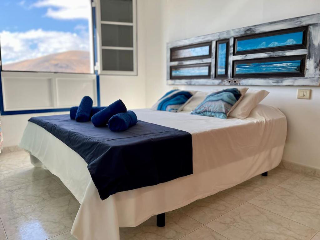 オルソラにあるCasa la Pardelaのベッドルーム(青い枕の大型ベッド1台付)