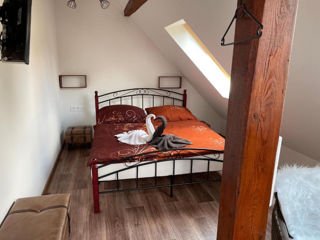 Letto o letti in una camera di Ubytování U Synagogy Dobříš