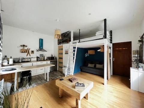 Cette chambre comprend un bureau et un lit avec une table. dans l'établissement Agréable studio 4 personnes RDC 5min à pieds du centre, des remontées et des thermes, à Cauterets
