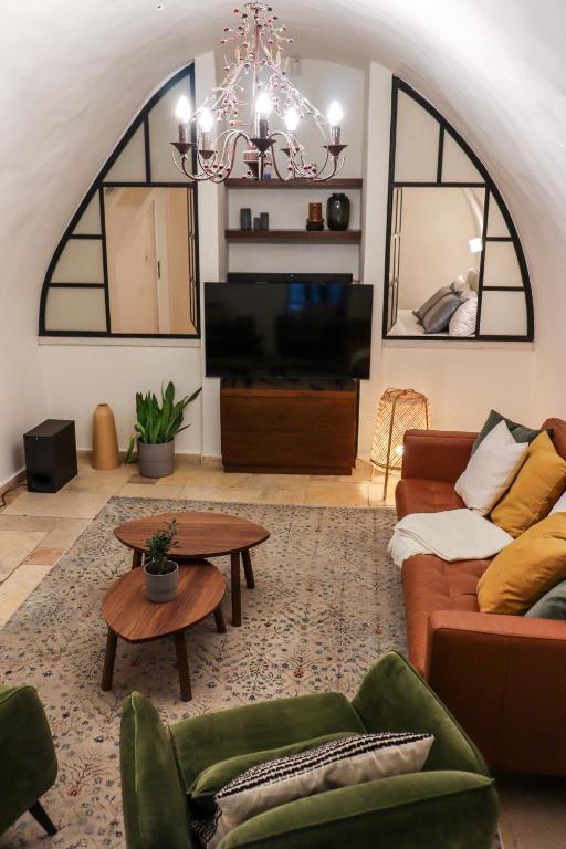 TV a/nebo společenská místnost v ubytování Cozy Heritage Home Jerusalem