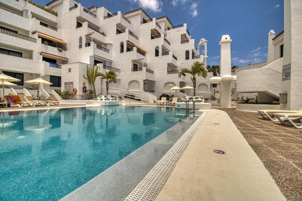 Bazén v ubytovaní Penthouse Sea View Jacuzzy terrace & pool alebo v jeho blízkosti