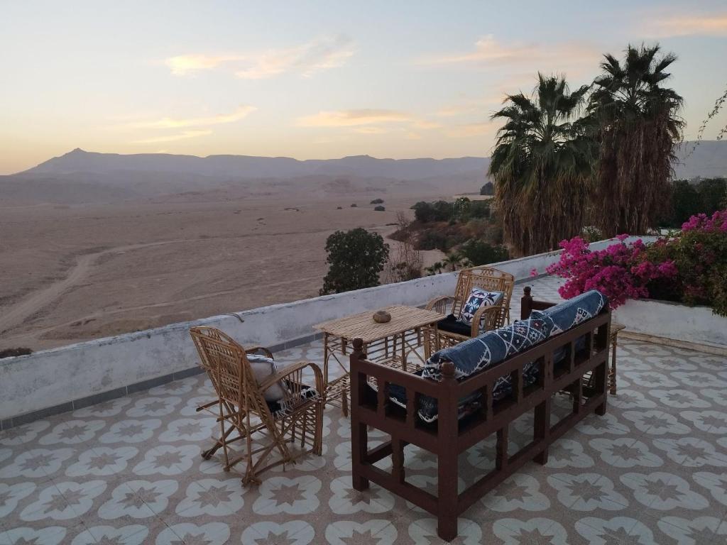 un patio con mesa y sillas y vistas al desierto en Gabawy Garden Ferienwohnung en Luxor