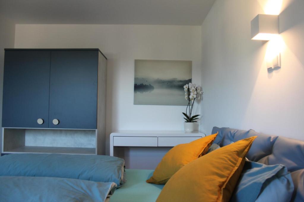 un soggiorno con divano blu e tavolo di Suite Mutters a Innsbruck