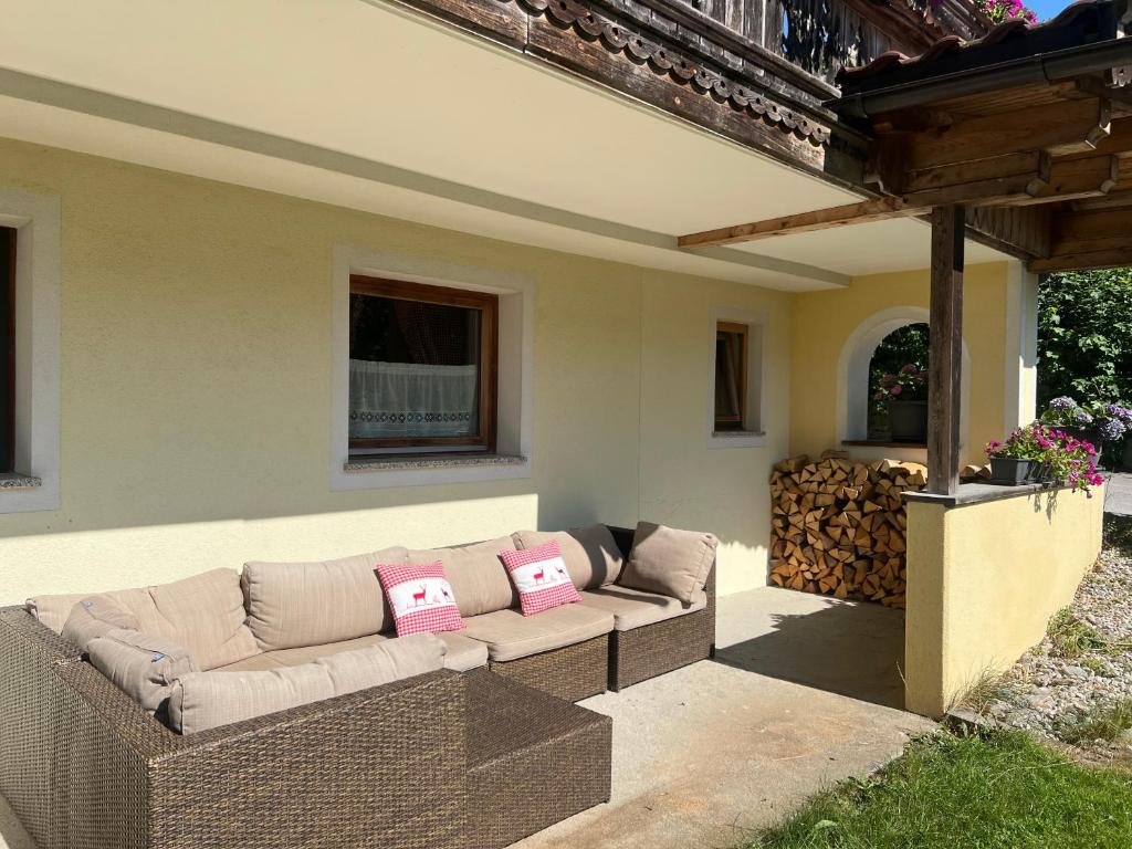 A seating area at Ferienwohnung Steinbock Terrasse, Gartensauna, Garten, Grillplatz