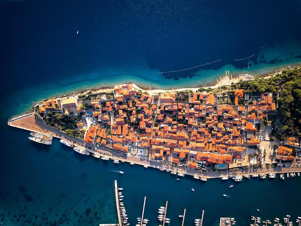 uma vista aérea de uma pequena ilha na água em Arbe Downtown em Rab