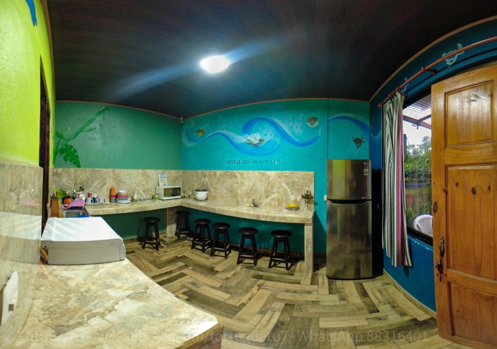 Kuchyň nebo kuchyňský kout v ubytování Hostel Tortuguero 7BackPackers