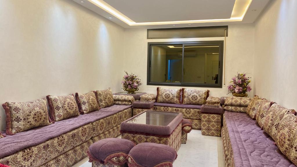 een grote woonkamer met een bank en een tafel bij Big appartment near soccer stadium in Tangier in Tanger