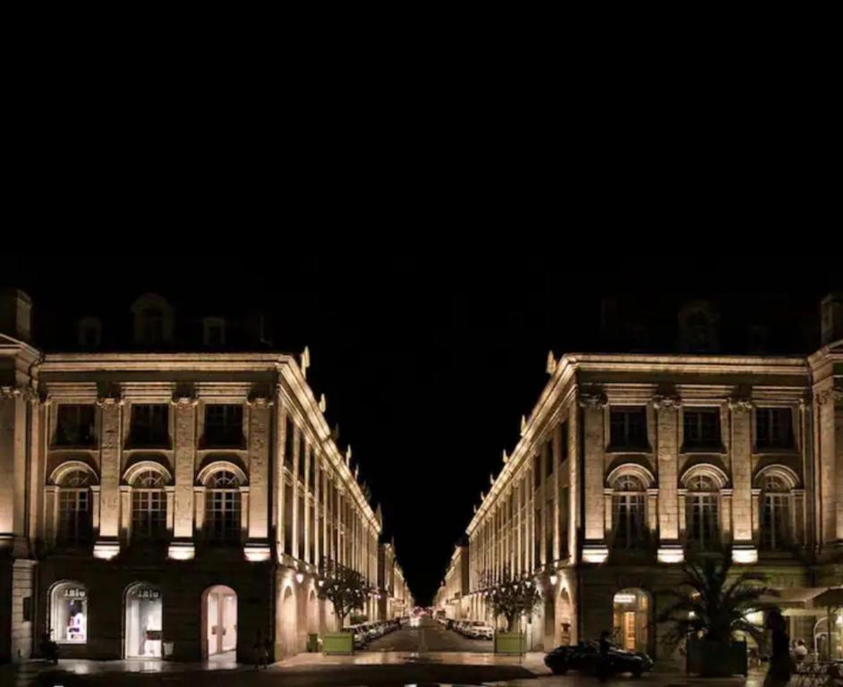 twee gebouwen worden 's nachts verlicht bij Le Palace in Orléans