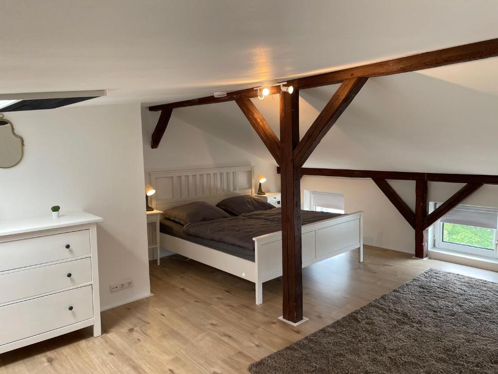 Schlafzimmer unter Holzbalken