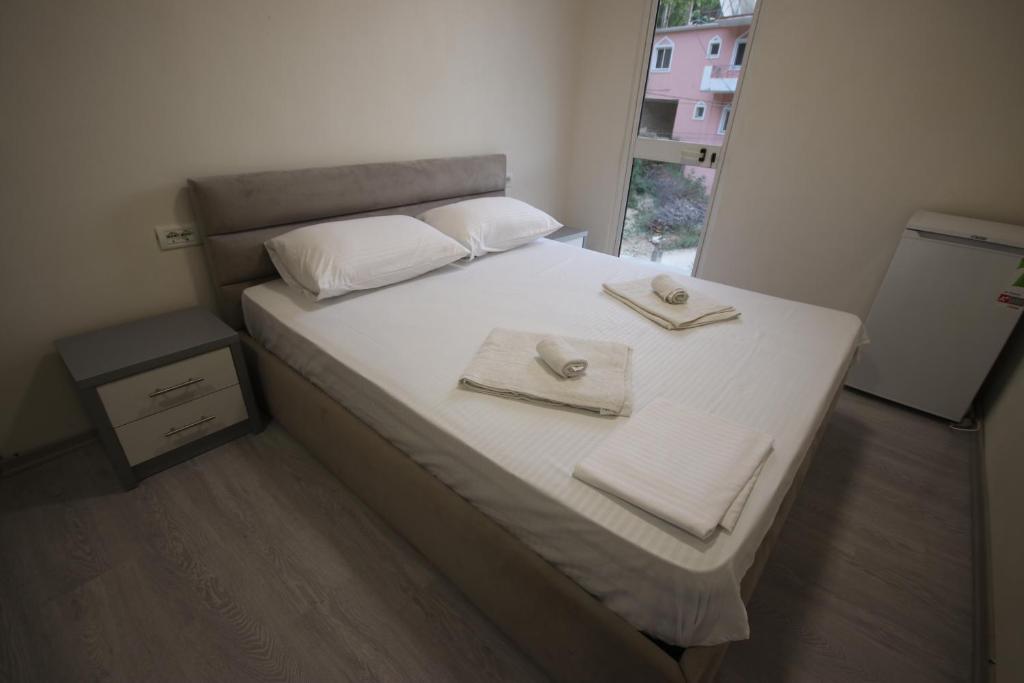 Un ou plusieurs lits dans un hébergement de l'établissement Sezar Hotel Qeparo