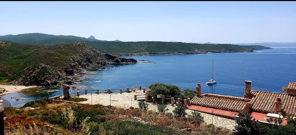 una vista di una spiaggia con una barca in acqua di Bella Vista a Torre Dei Corsari