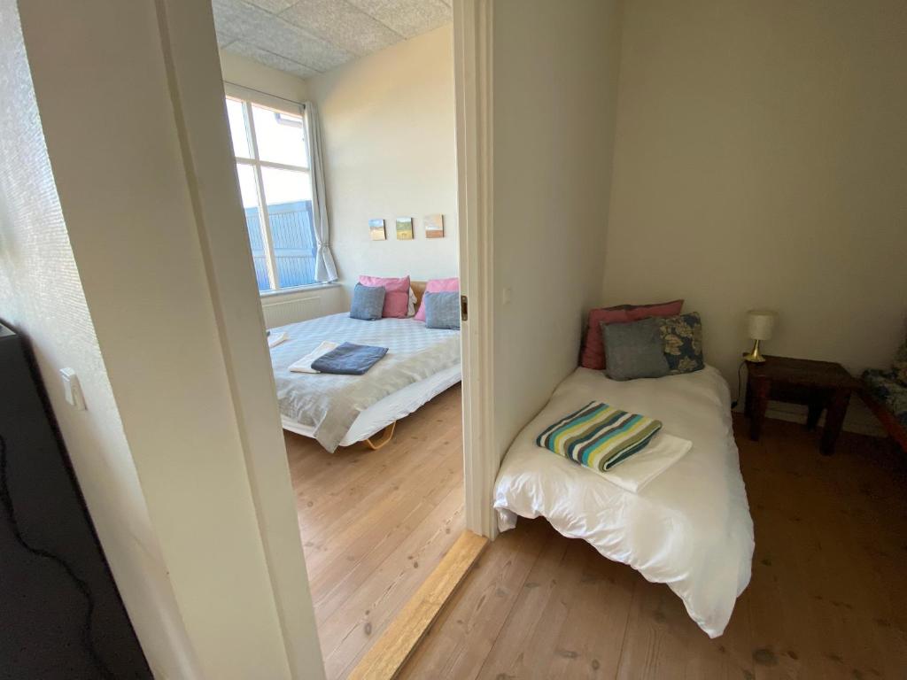 Postel nebo postele na pokoji v ubytování Skærven Beachfront Apartments and Cottage