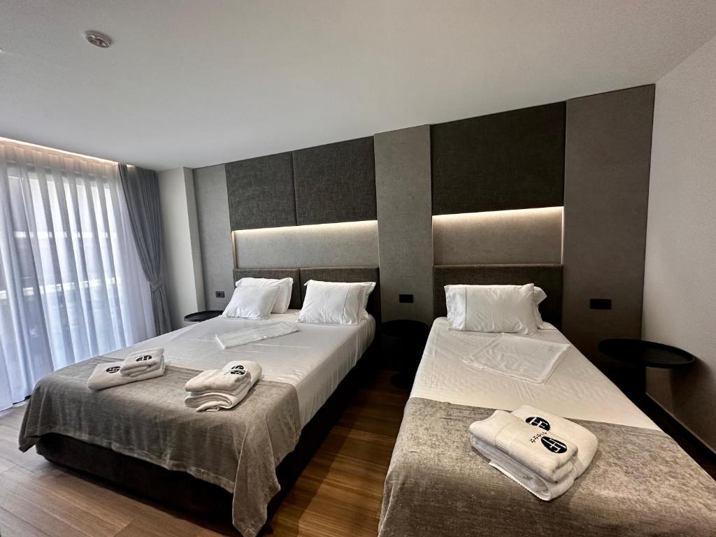 Postel nebo postele na pokoji v ubytování Frojd Kune Resort & Beach Hotel