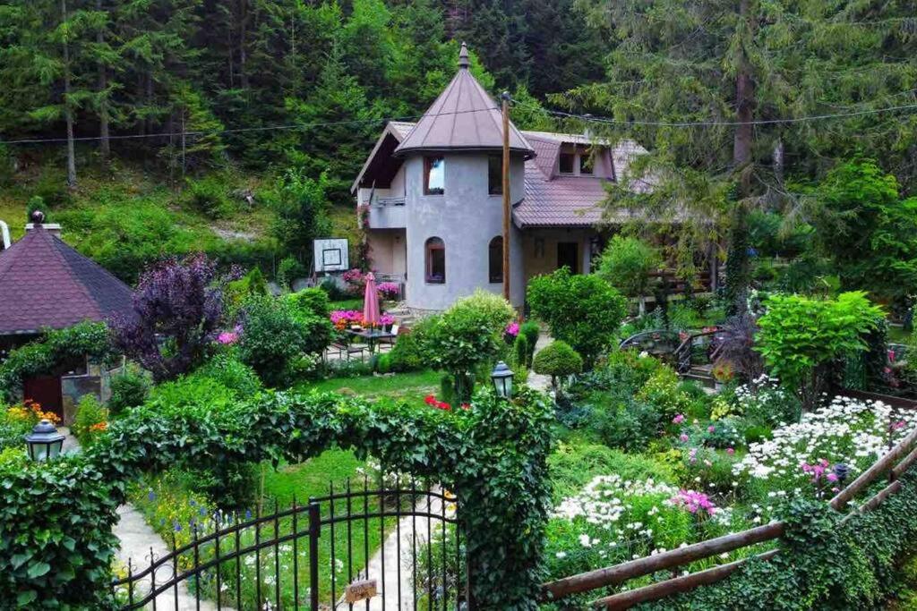RožajeにあるWeekend house Grahovačaの花の庭園のある小さな家