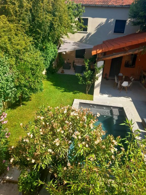 - une vue sur le jardin et la piscine dans l'établissement MAS DE VILLE AVEC PISCINE DANS SON COCON DE VERDURE - ESPRIT INDUSTRIEL, à Carpentras