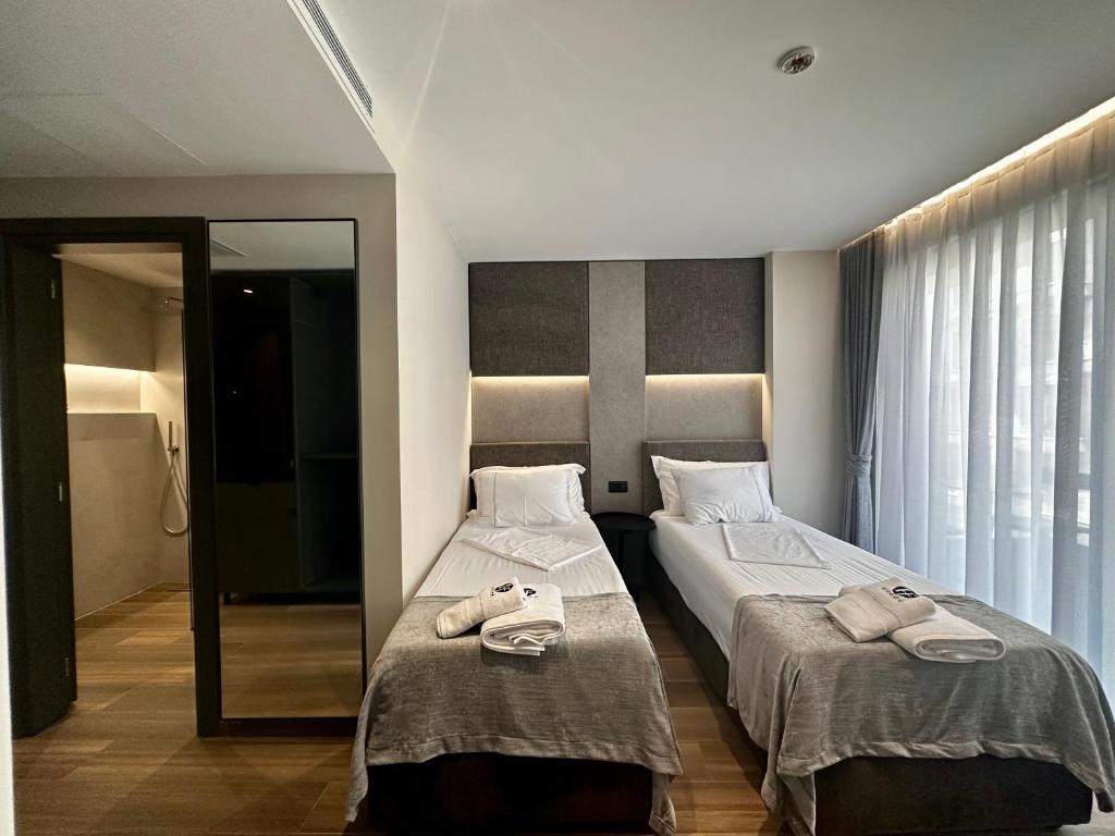 Postel nebo postele na pokoji v ubytování Frojd Kune Resort & Beach Hotel