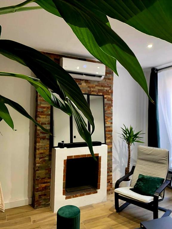 un salon avec une cheminée et une télévision dans l'établissement Ô république, à Marseille