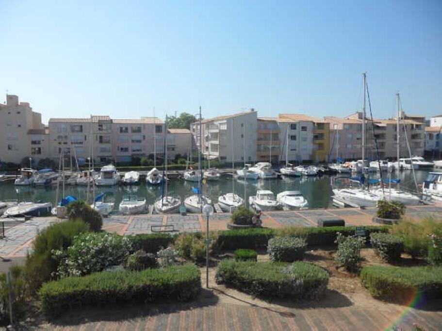 une vue d'une marina avec des bateaux dans l'eau dans l'établissement Cap d'Agde, la Croisette Appartement 4 personnes, au Cap d'Agde